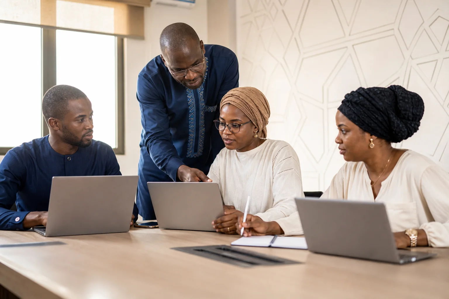 Formateur camerounais accompagnant des professionnels pendant un atelier pratique EGS